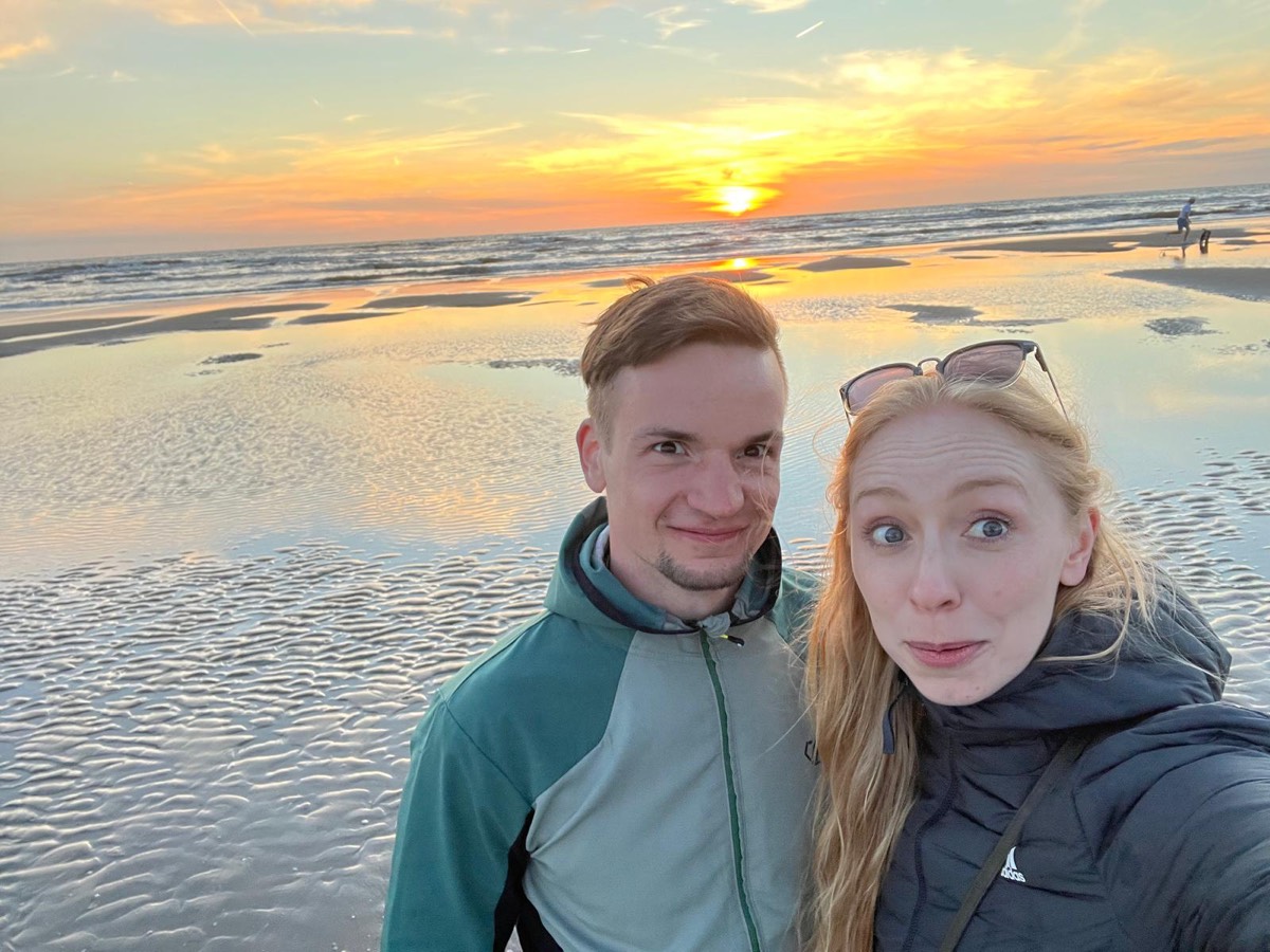 Selfie am Strand bei Sonnenuntergang