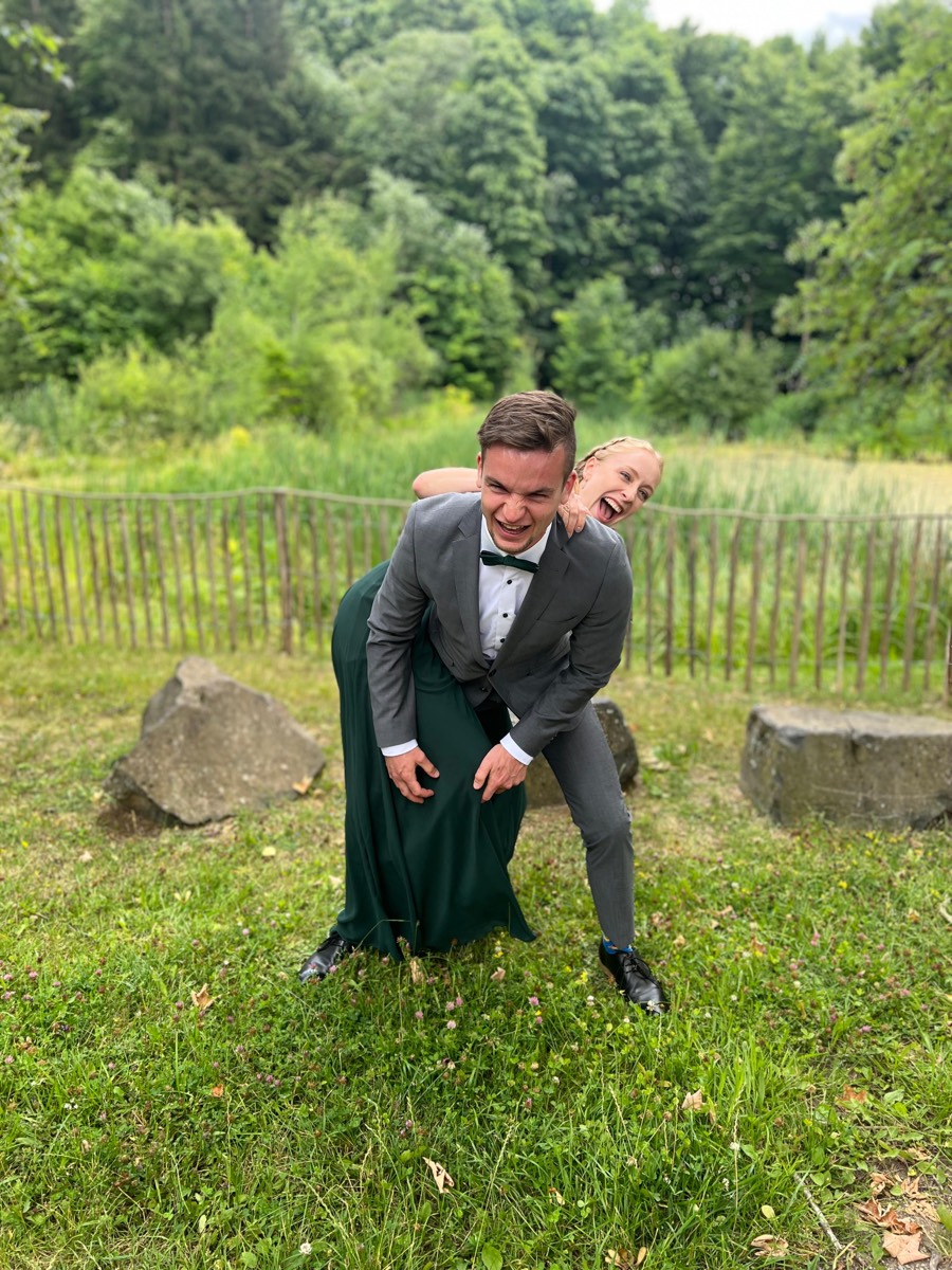 Huckepack auf einer Hochzeit