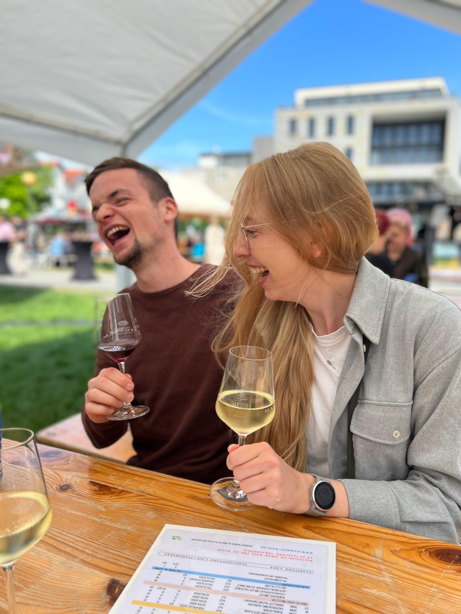 Weinprobe und Lachen